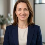 Портрет уверенного бизнесмена с дружелюбным взглядом на нейтральном фоне для сайта ресторана Vivace